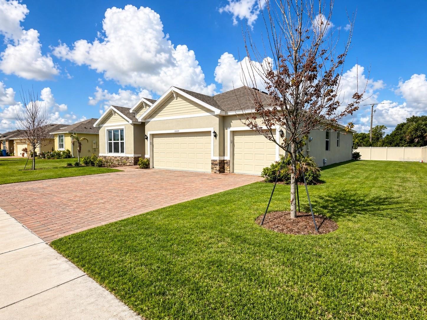 Listing photo id 0 for 6860 Cameo Dr