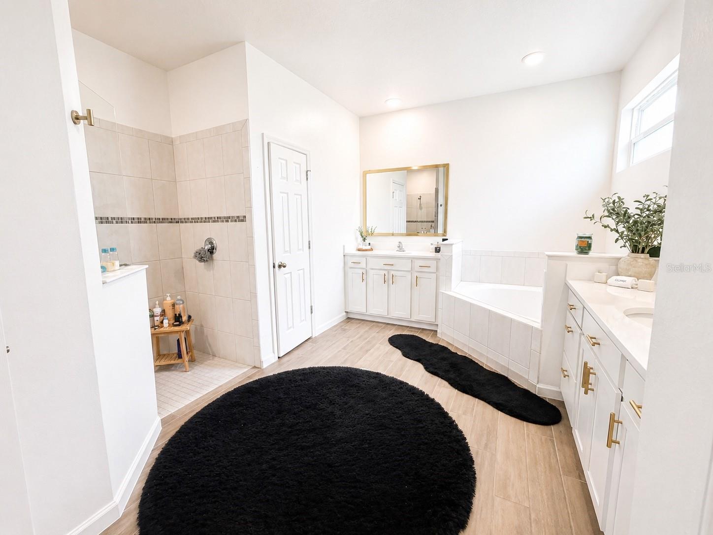 Listing photo id 22 for 6860 Cameo Dr