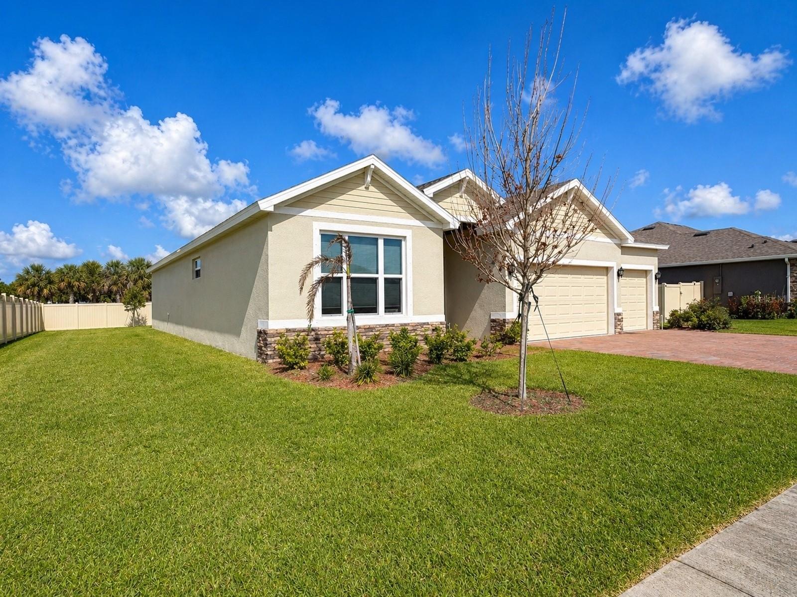 Listing photo id 1 for 6860 Cameo Dr