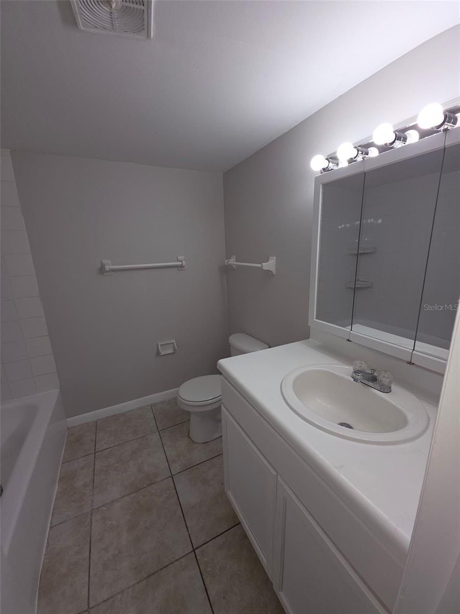 Listing photo id 11 for 921 Oak Ridge Road C
