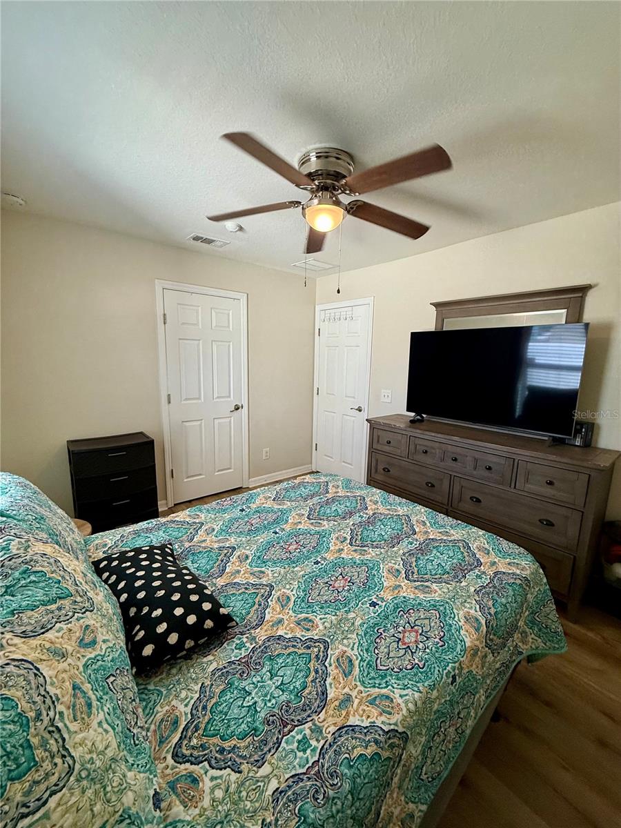 Listing photo id 7 for 313 Oak Street