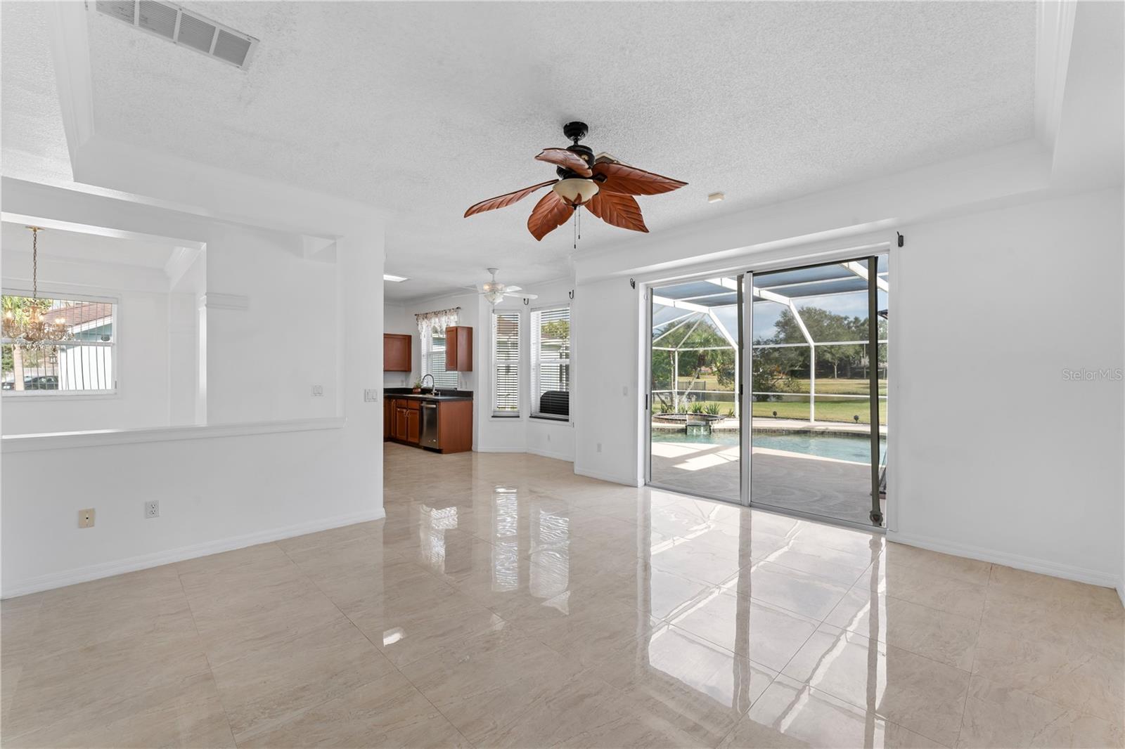 Image 11 of 42 For 617 Lakescape Court