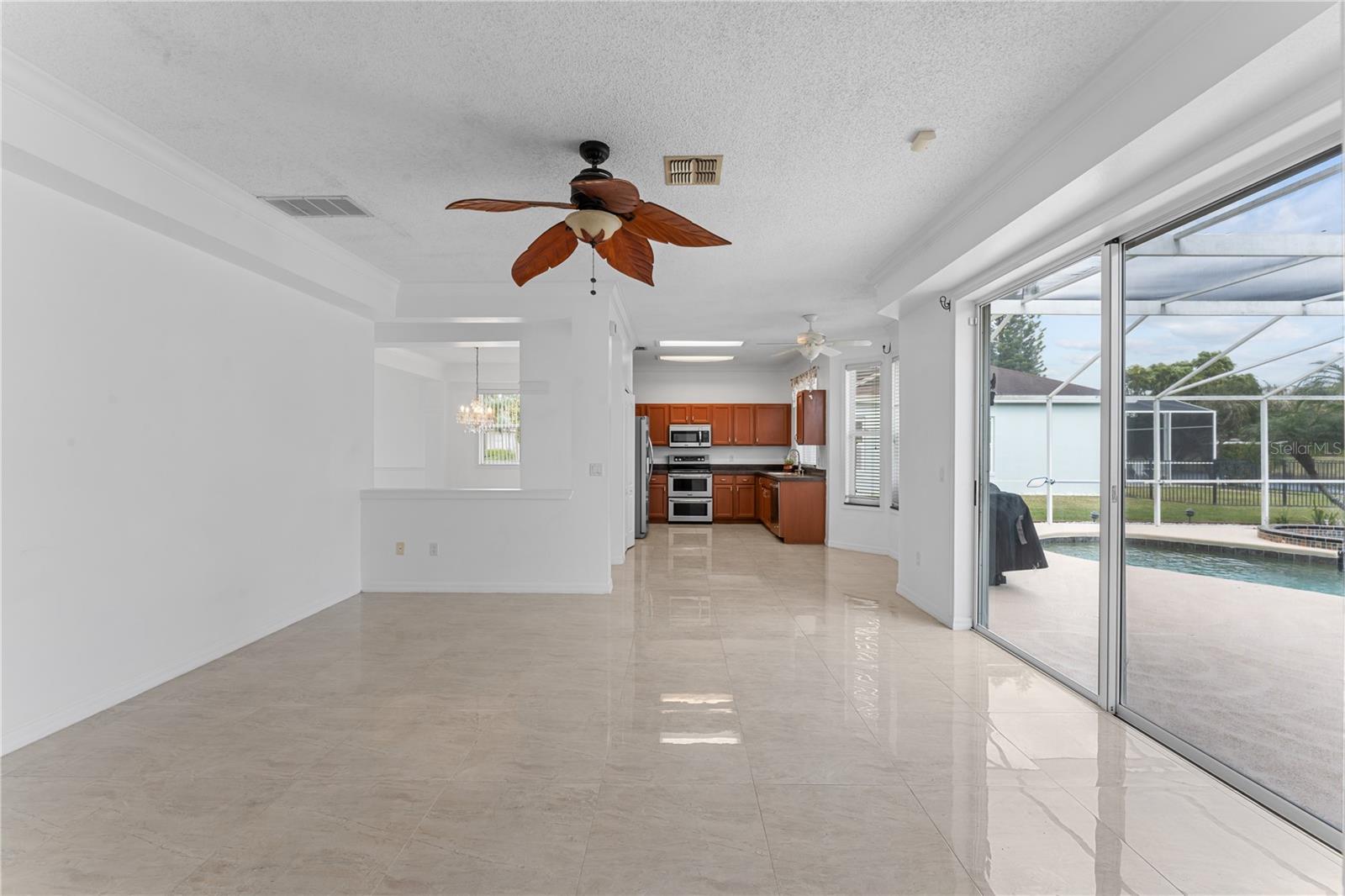 Image 12 of 42 For 617 Lakescape Court