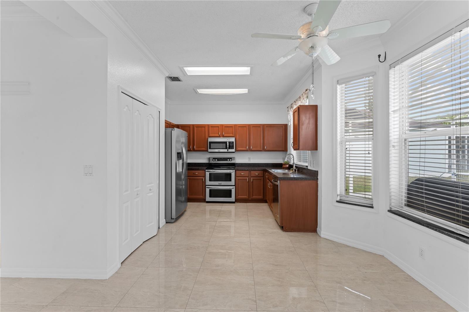 Image 13 of 42 For 617 Lakescape Court