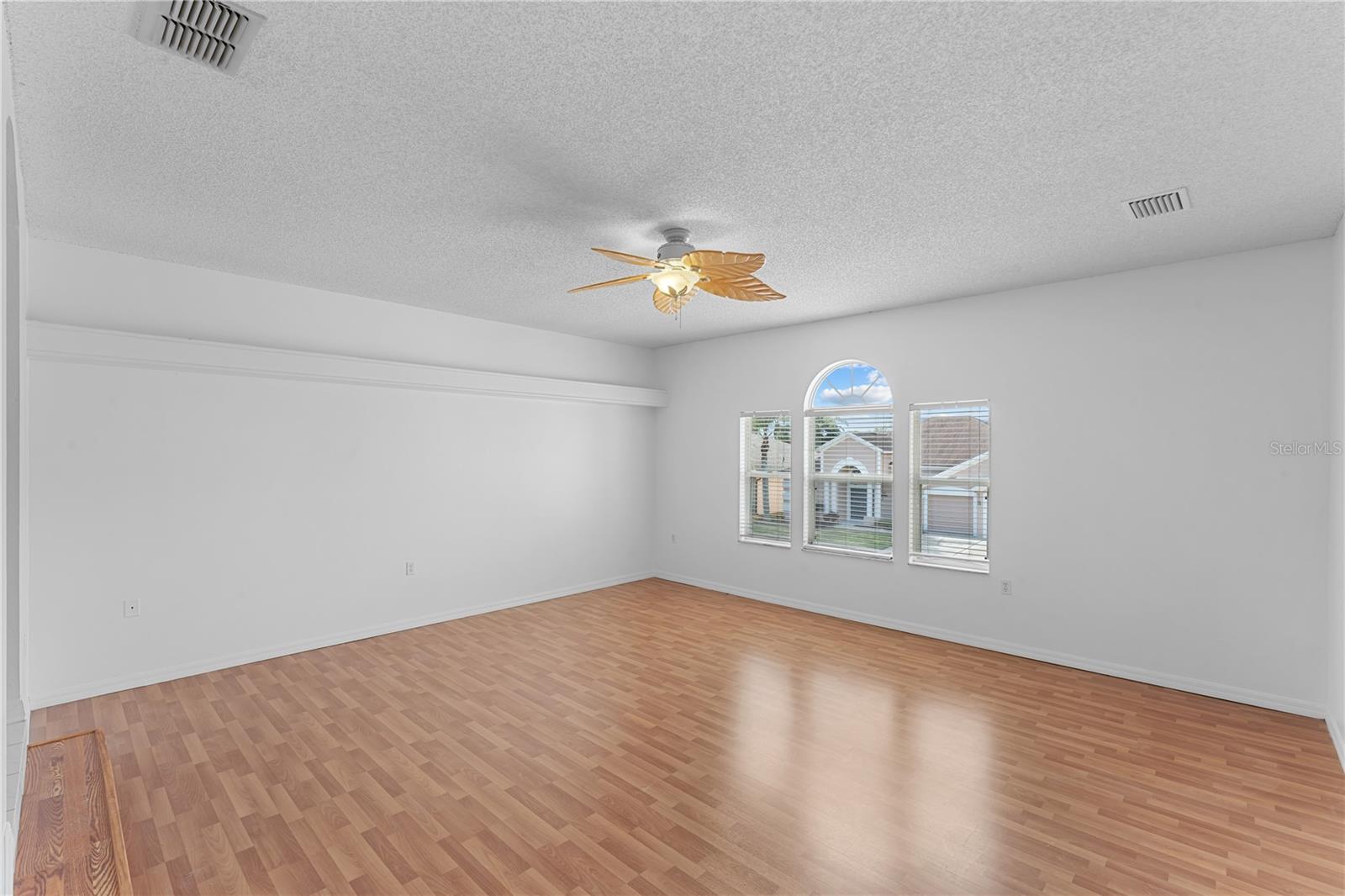 Image 18 of 42 For 617 Lakescape Court