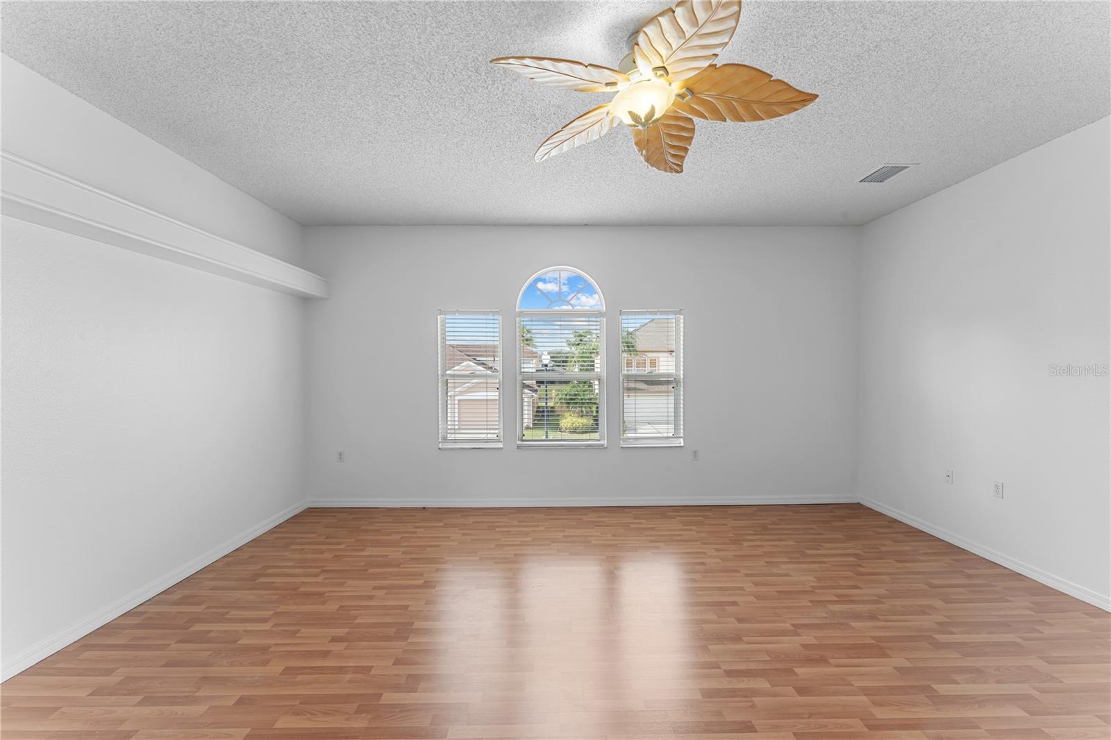 Image 23 of 42 For 617 Lakescape Court