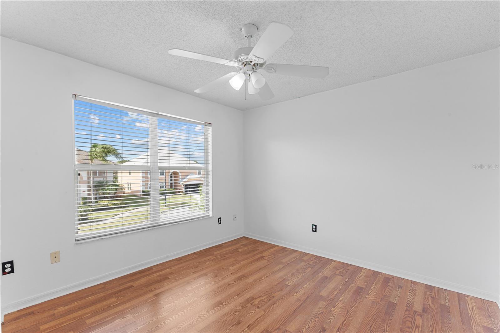 Image 33 of 42 For 617 Lakescape Court