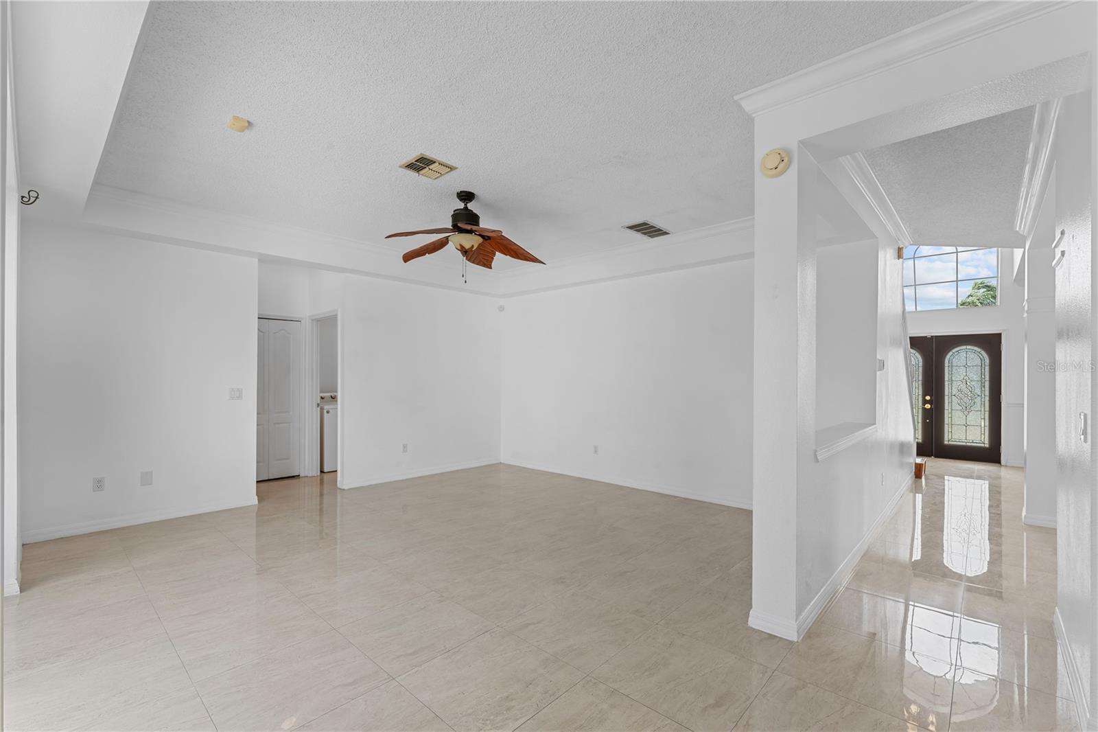 Image 9 of 42 For 617 Lakescape Court