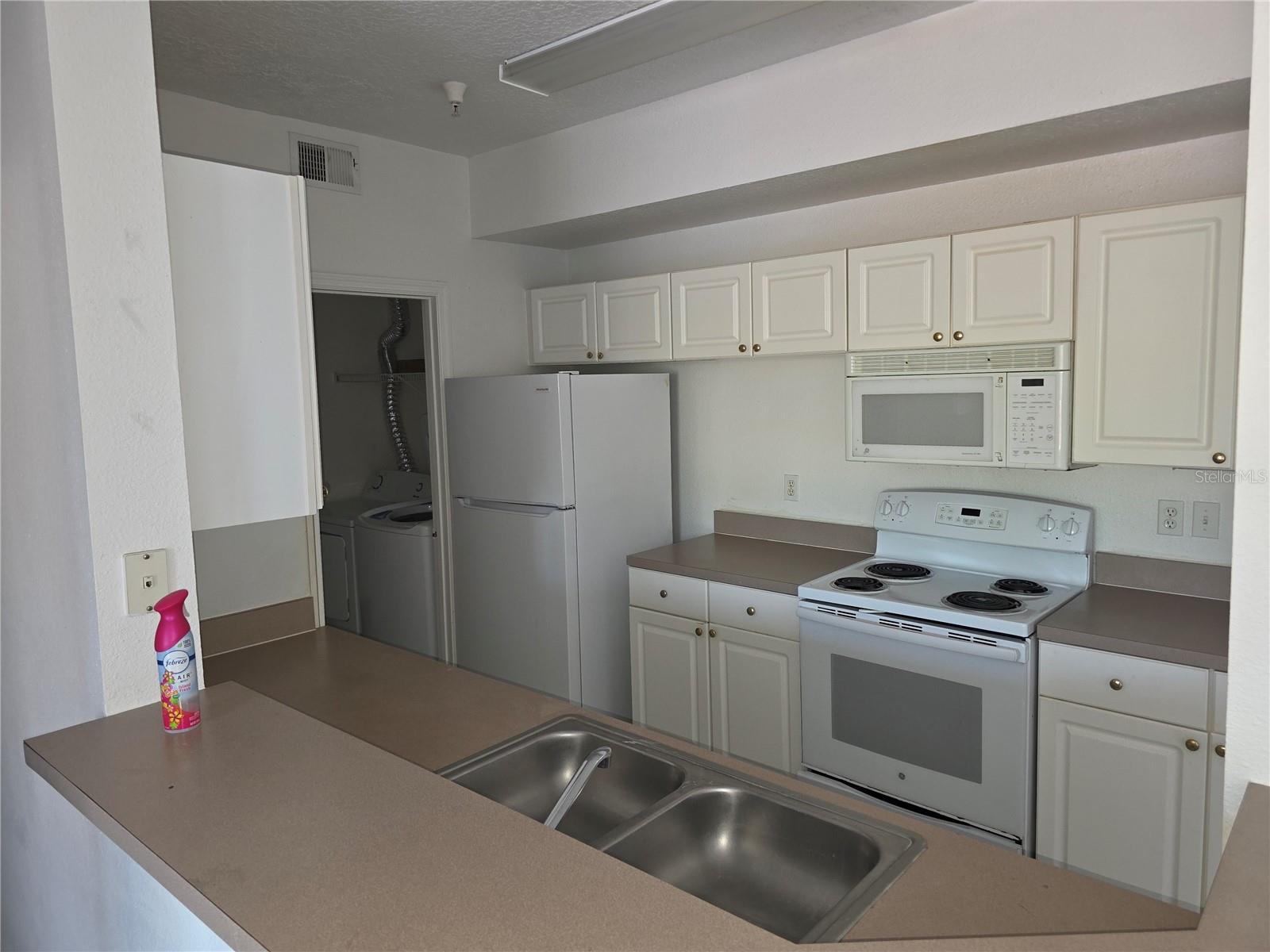 Image 5 of 5 For 5554 Metrowest Boulevard 202