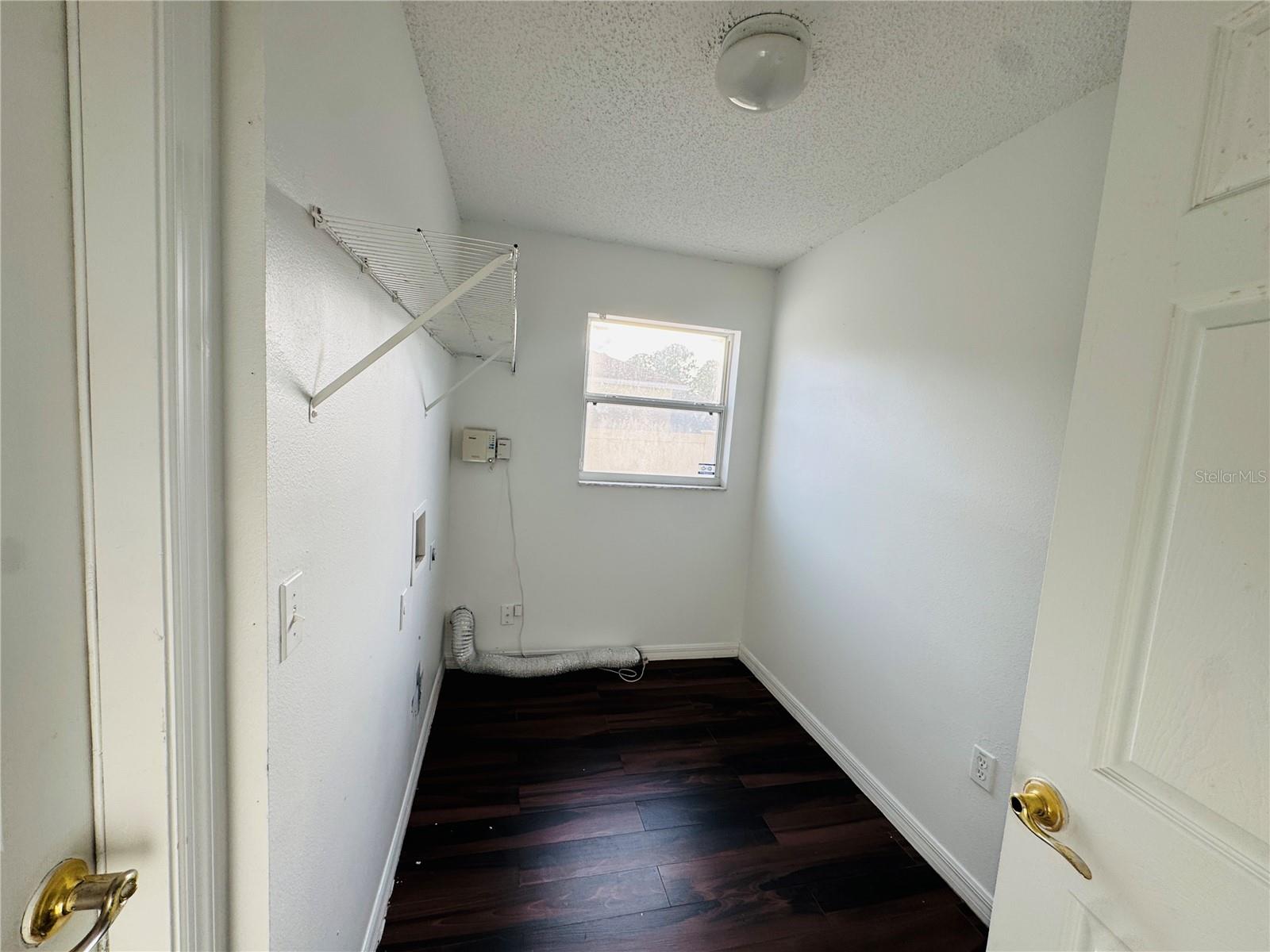 Image 13 of 23 For 411 Columbia Court