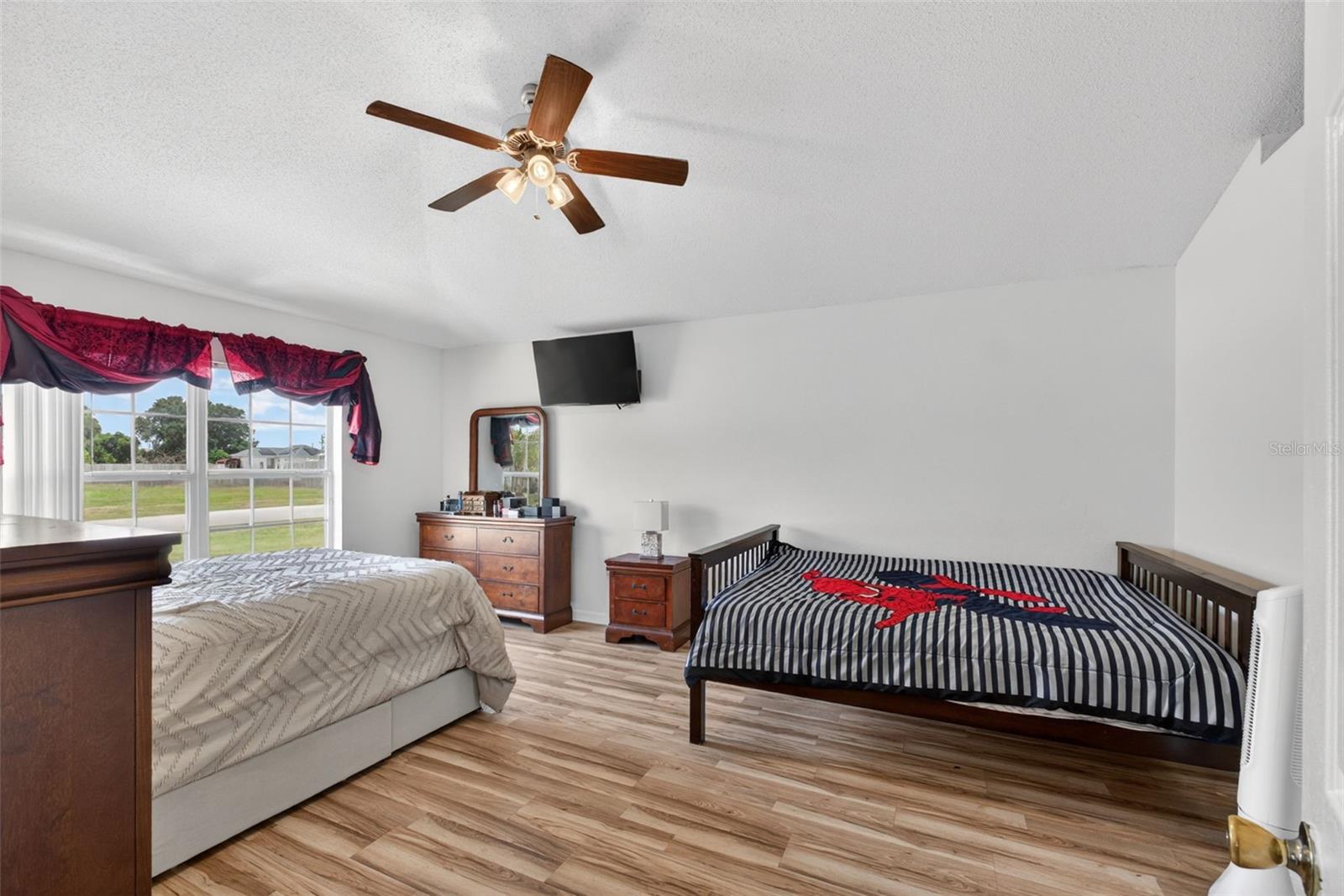 Image 33 of 79 For 541 Adriel Avenue