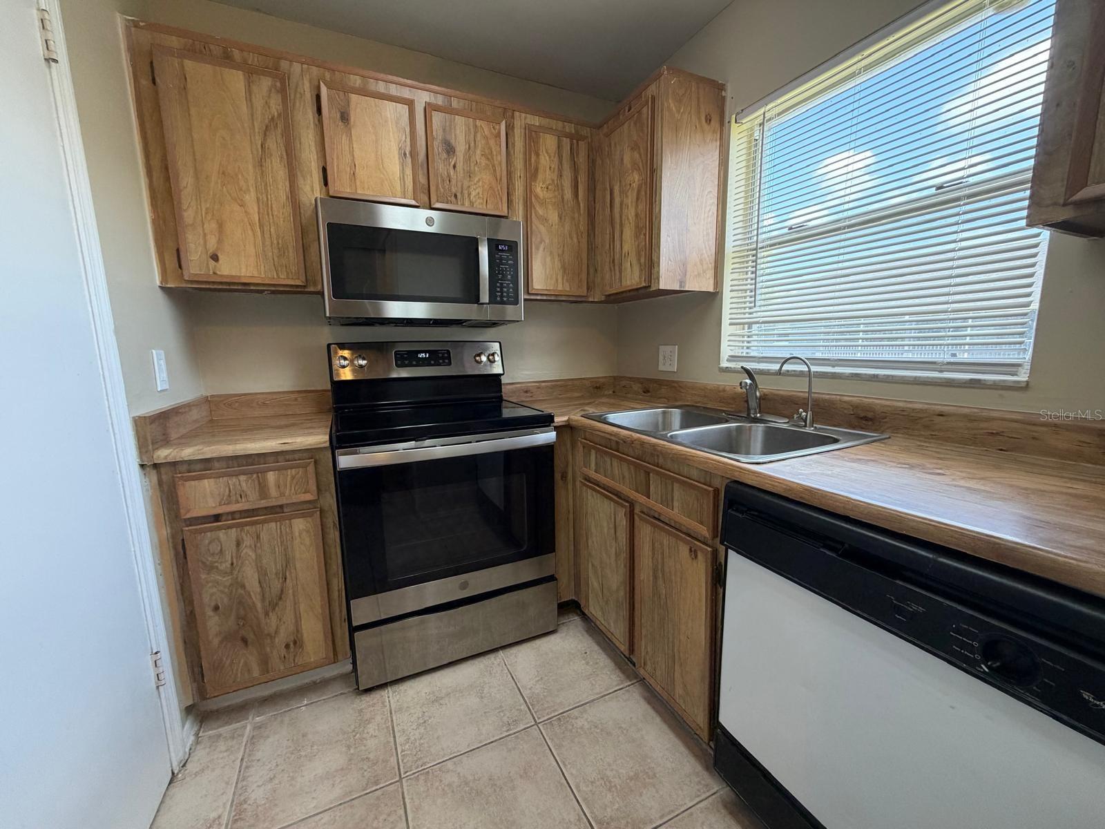 Image 4 of 11 For 4240 Pershing Pointe Place 7
