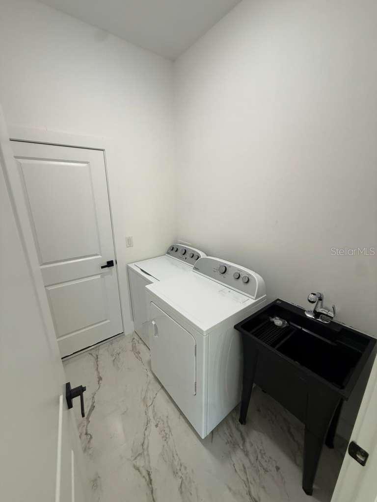 Image 19 of 26 For 908 Winters Street E