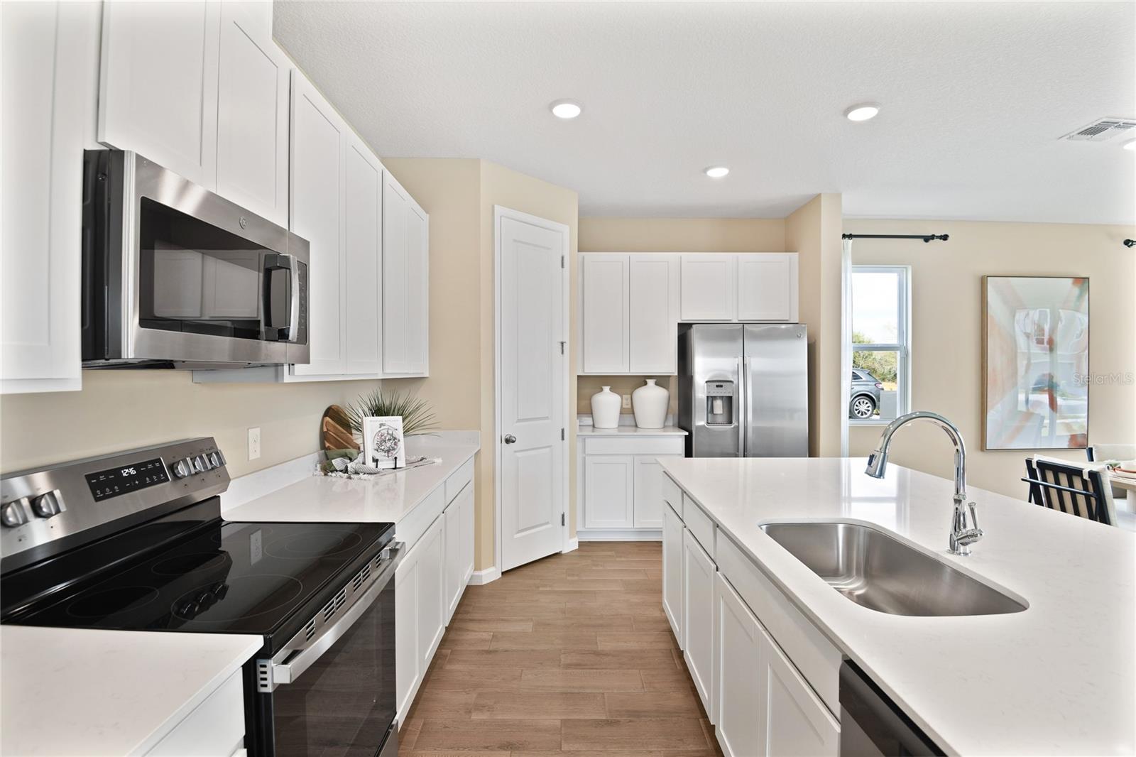 Image 5 of 19 For 2529 29th Lane E