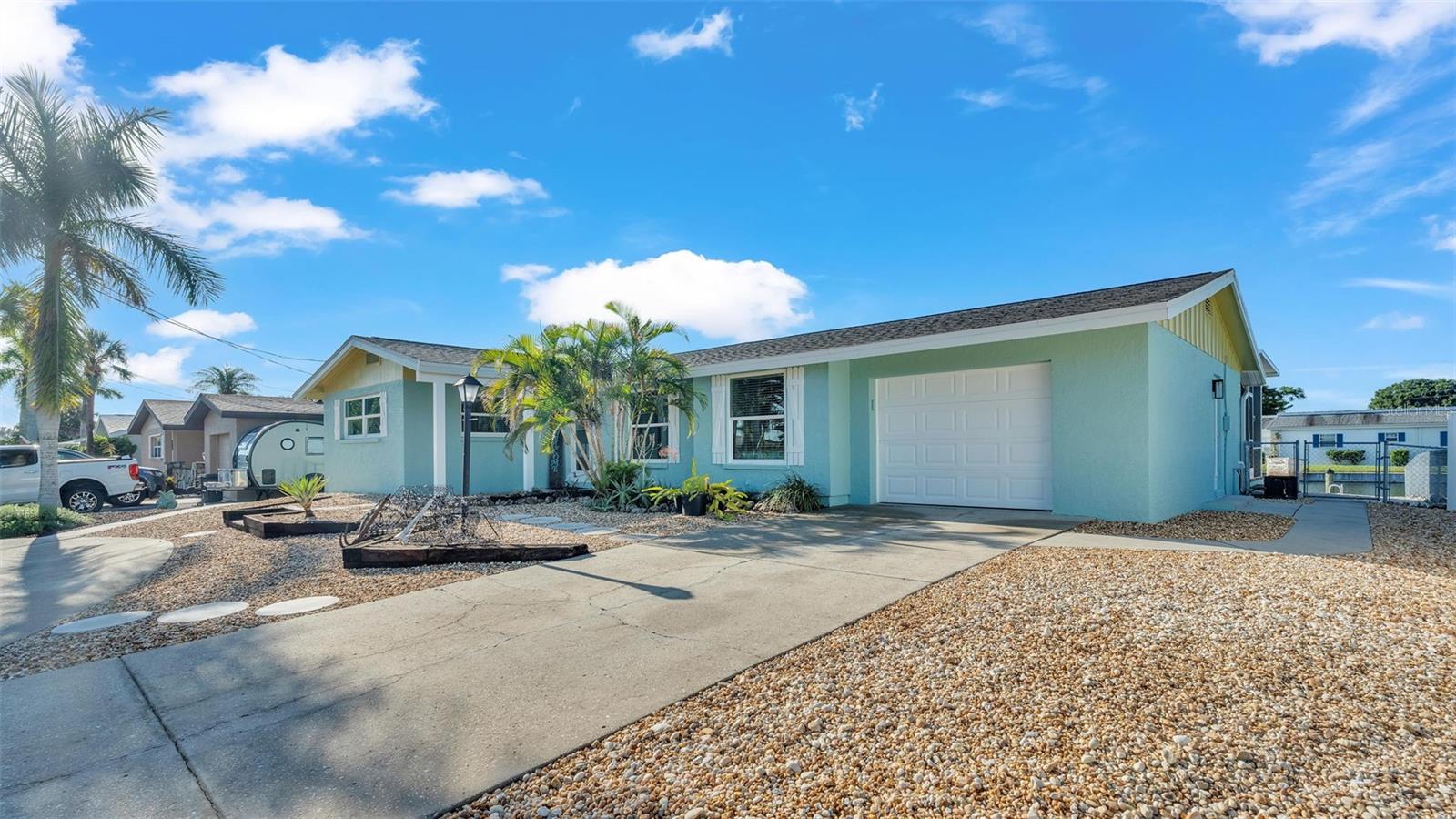 Listing photo id 15 for 9907 Royal Palm Drive