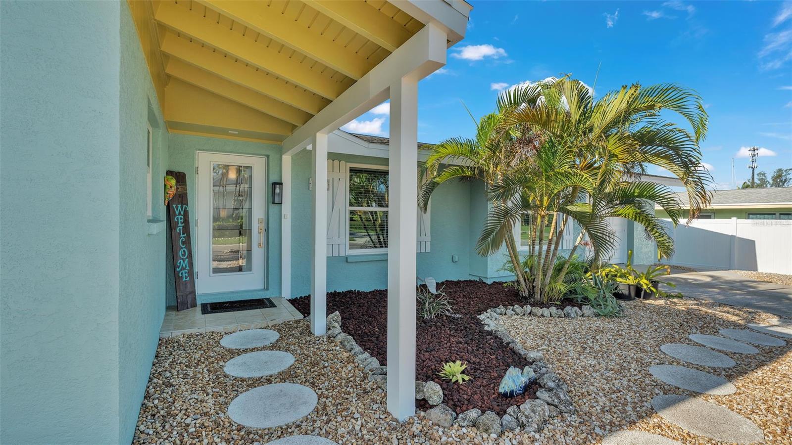 Listing photo id 17 for 9907 Royal Palm Drive