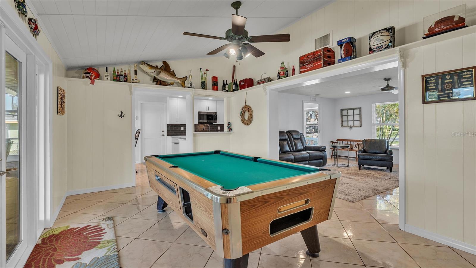 Listing photo id 30 for 9907 Royal Palm Drive