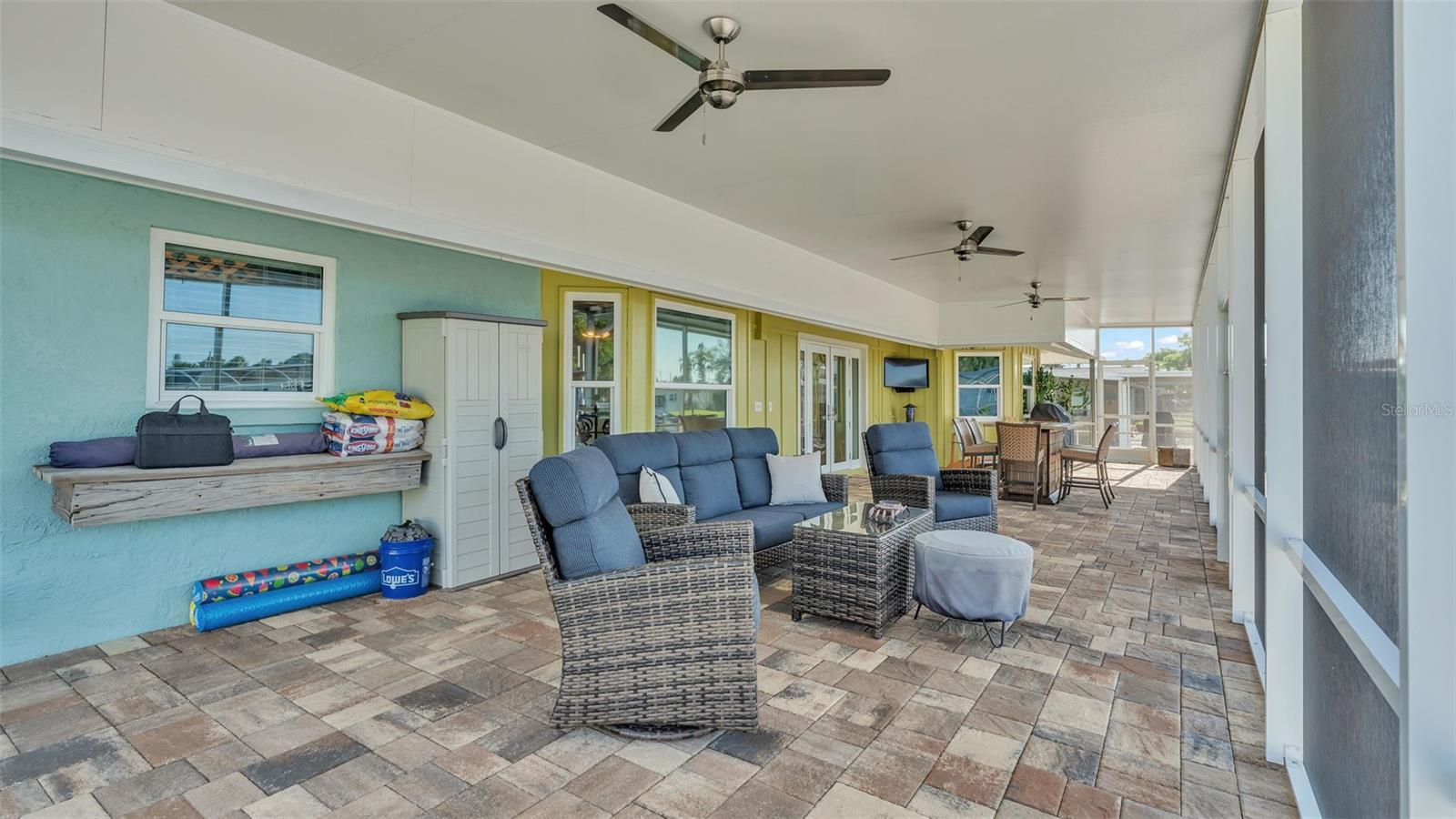 Listing photo id 49 for 9907 Royal Palm Drive