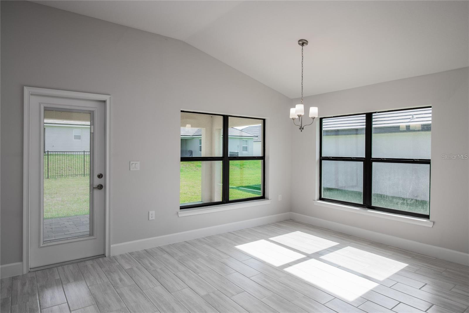 Listing photo id 8 for 4645 Grandview Glen Dr