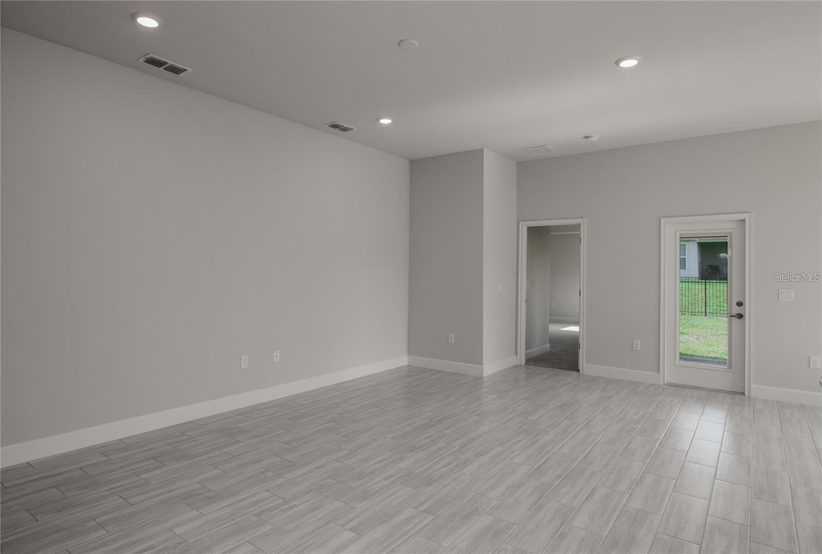 Listing photo id 11 for 4645 Grandview Glen Dr