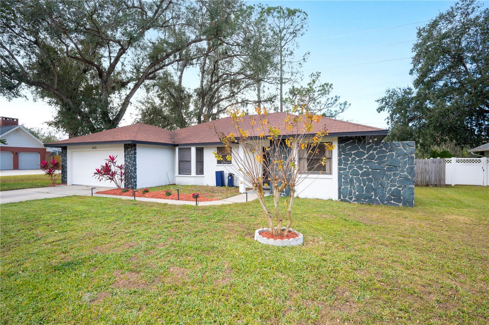 Listing photo id 2 for 1413 Sandalwood Drive