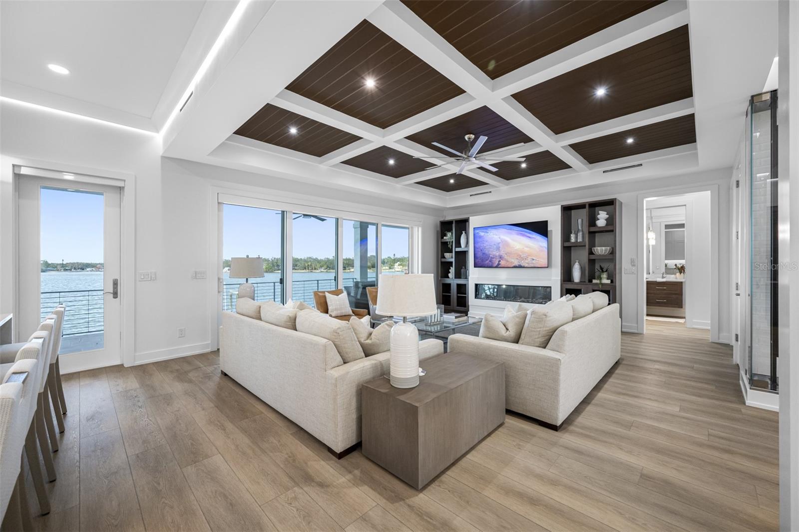 Listing photo id 11 for 7899 Causeway Boulevard N