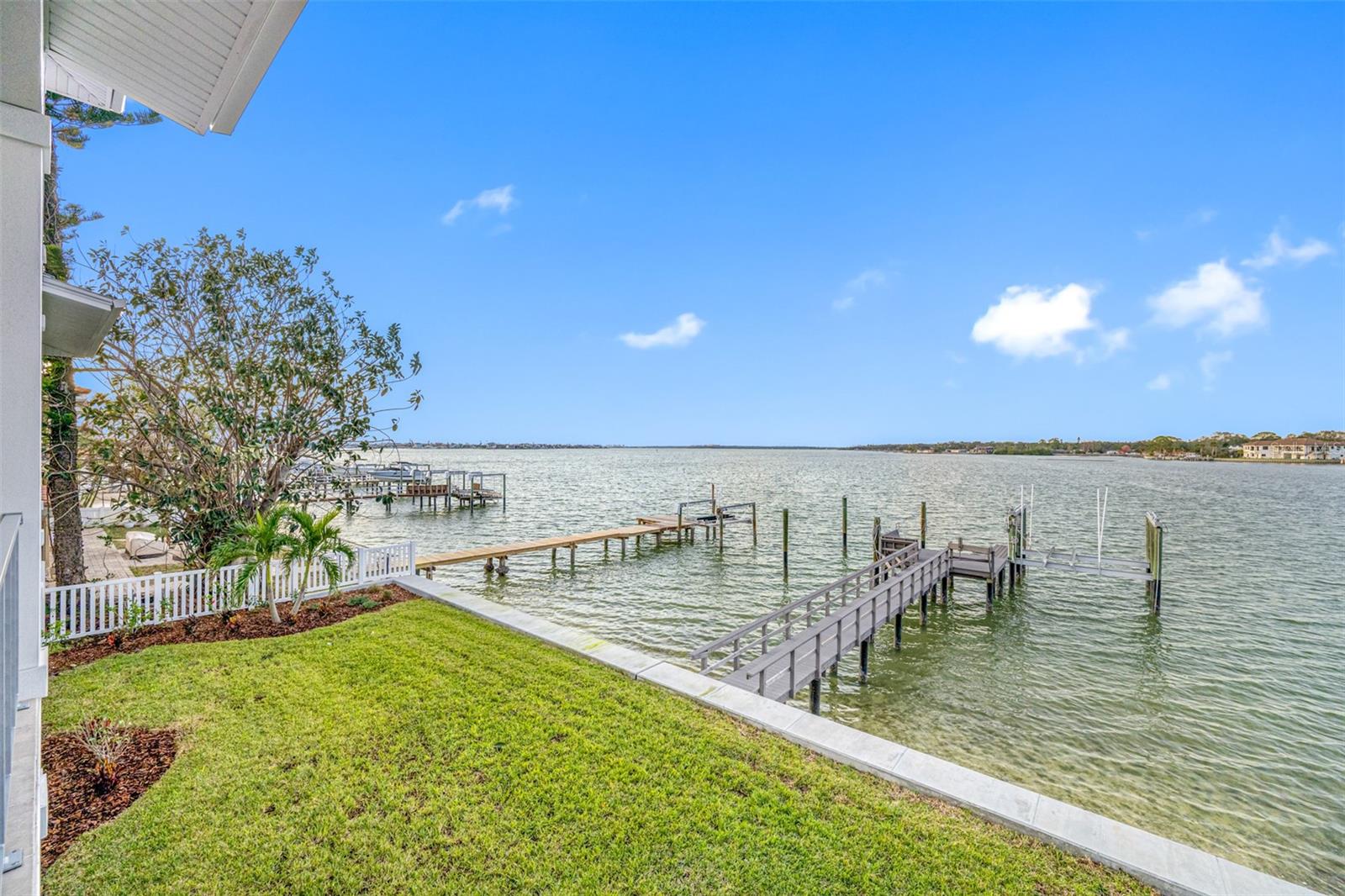 Listing photo id 0 for 7899 Causeway Boulevard N