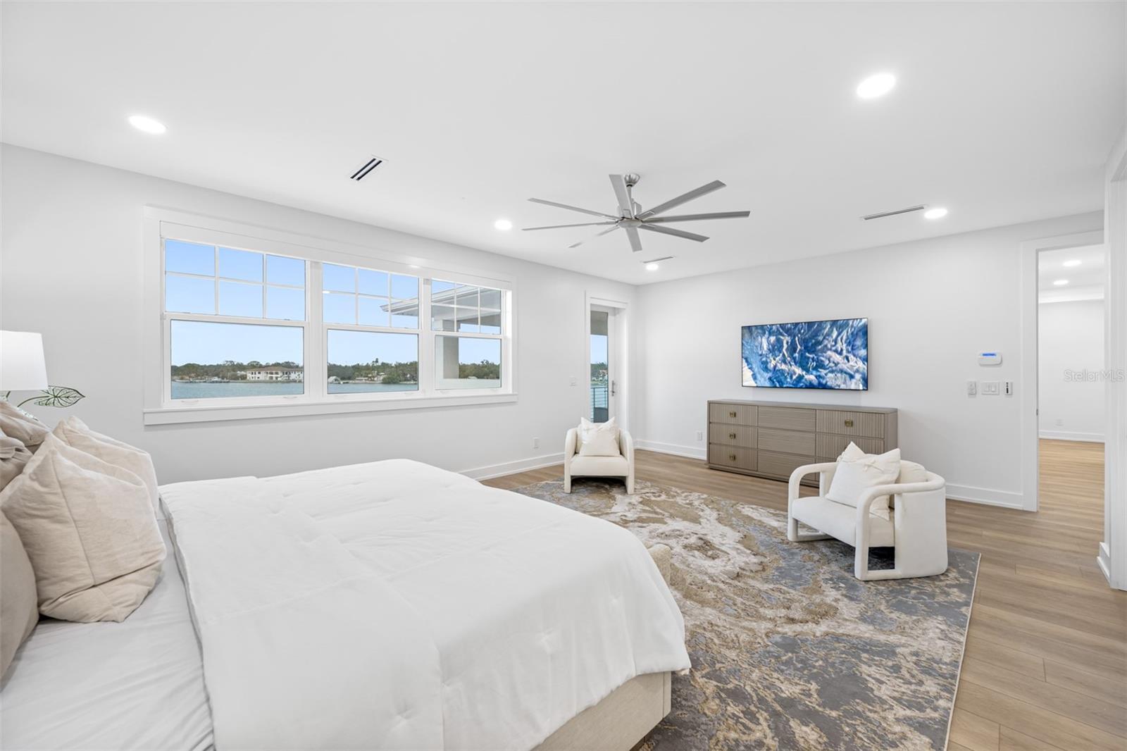 Listing photo id 28 for 7899 Causeway Boulevard N