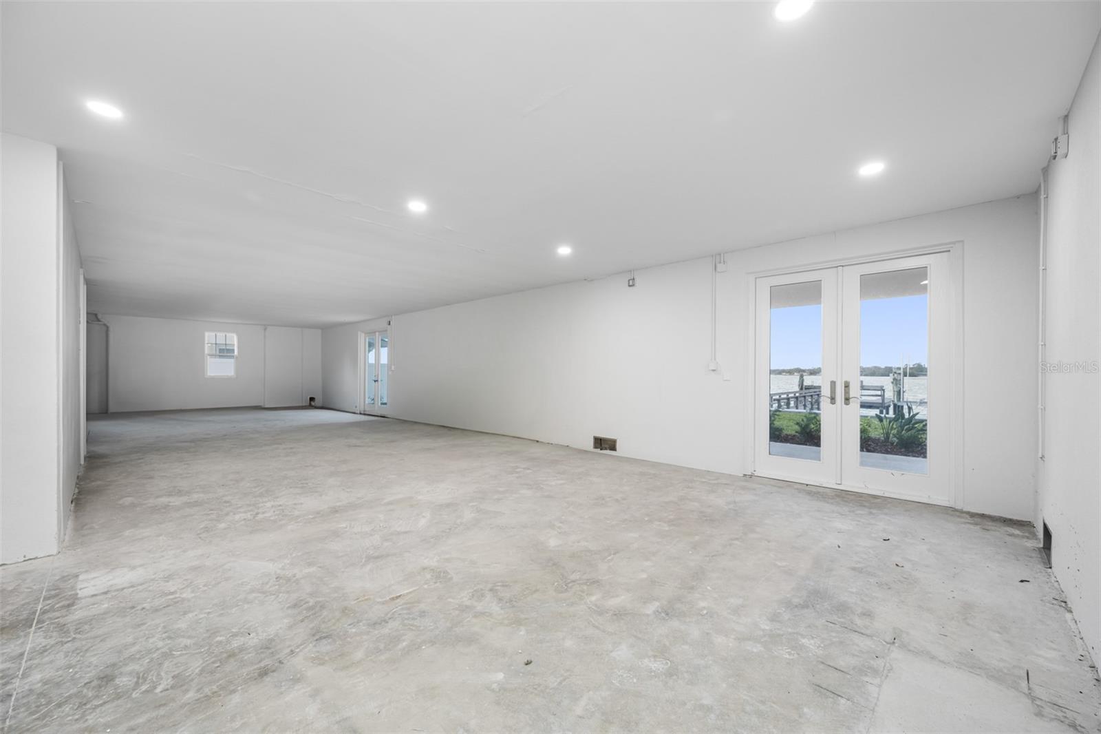 Listing photo id 72 for 7899 Causeway Boulevard N