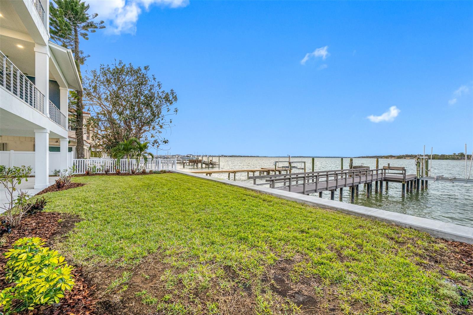 Listing photo id 74 for 7899 Causeway Boulevard N