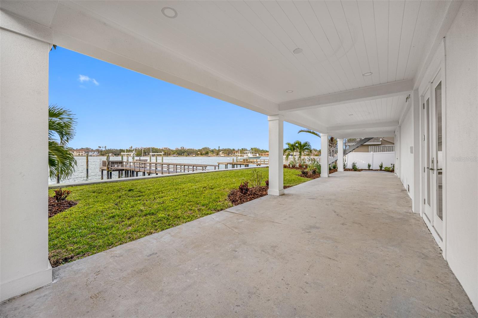 Listing photo id 76 for 7899 Causeway Boulevard N