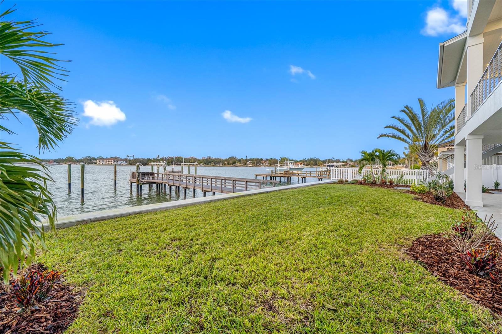 Listing photo id 77 for 7899 Causeway Boulevard N