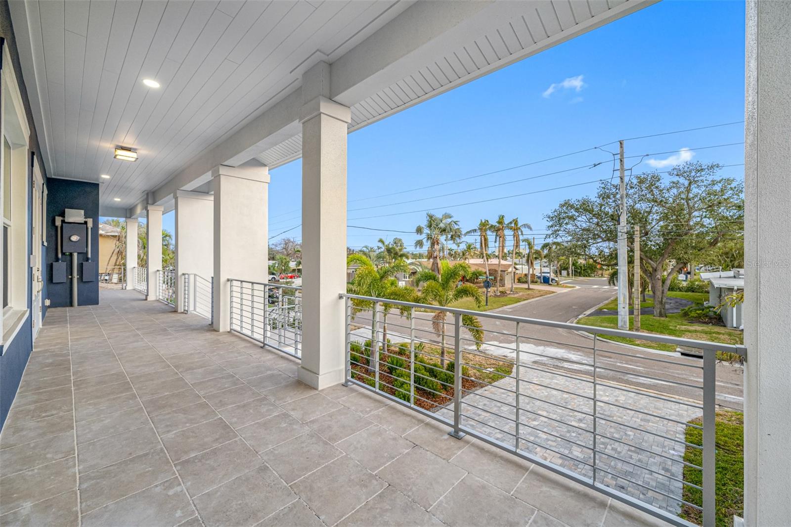 Listing photo id 6 for 7899 Causeway Boulevard N