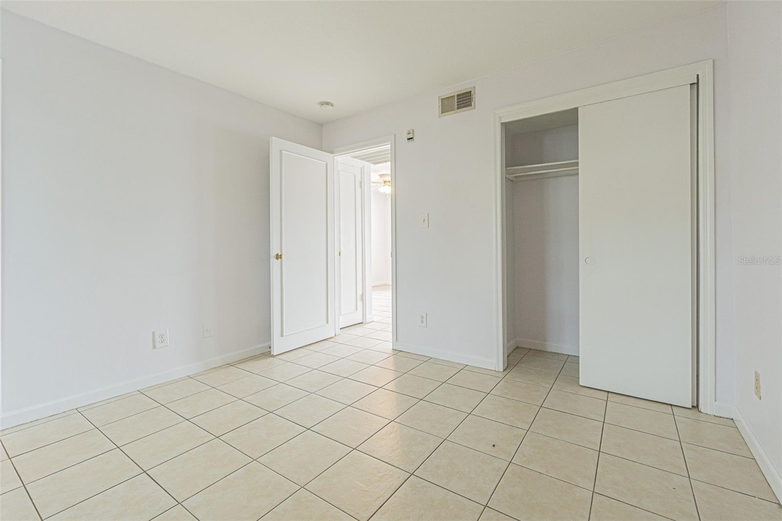 Listing photo id 11 for 190 Pompano Drive Se A