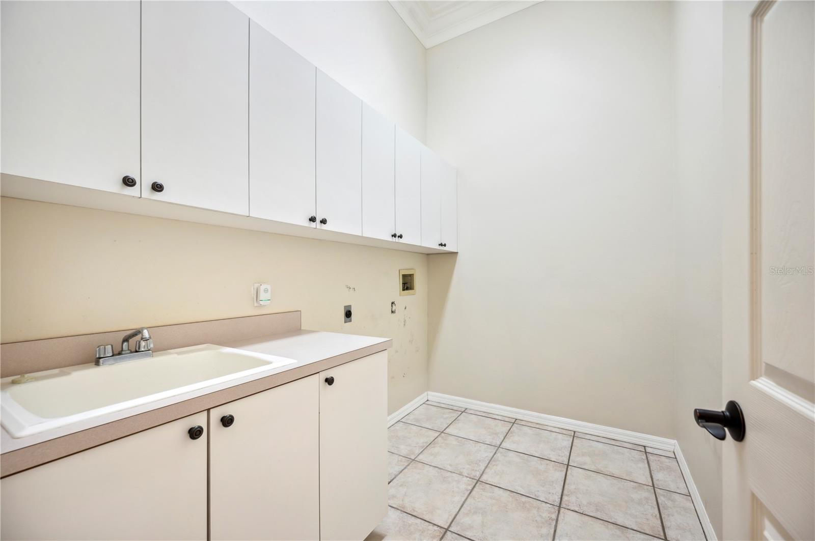 Image 37 of 76 For 715 Hanover Court