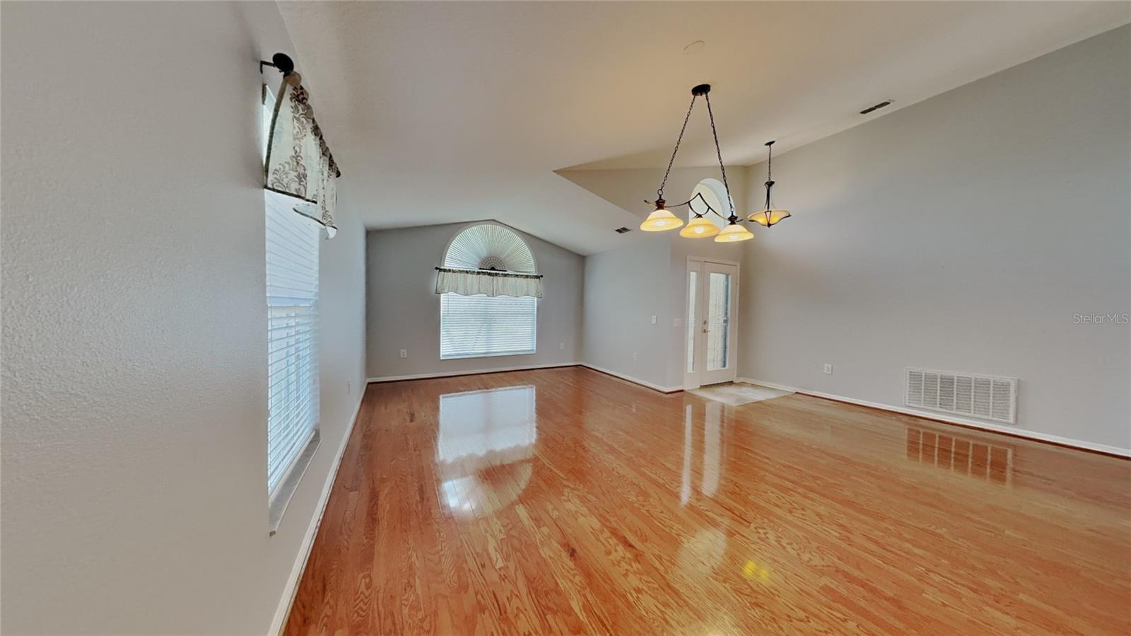 Image 3 of 24 For 1080 View Pointe Way