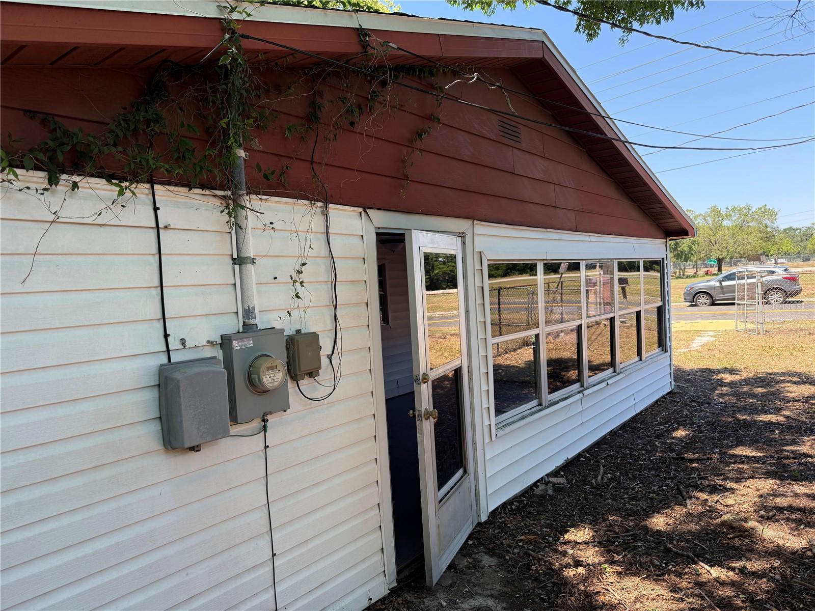 Listing photo id 2 for 1720 Kendrick Lane