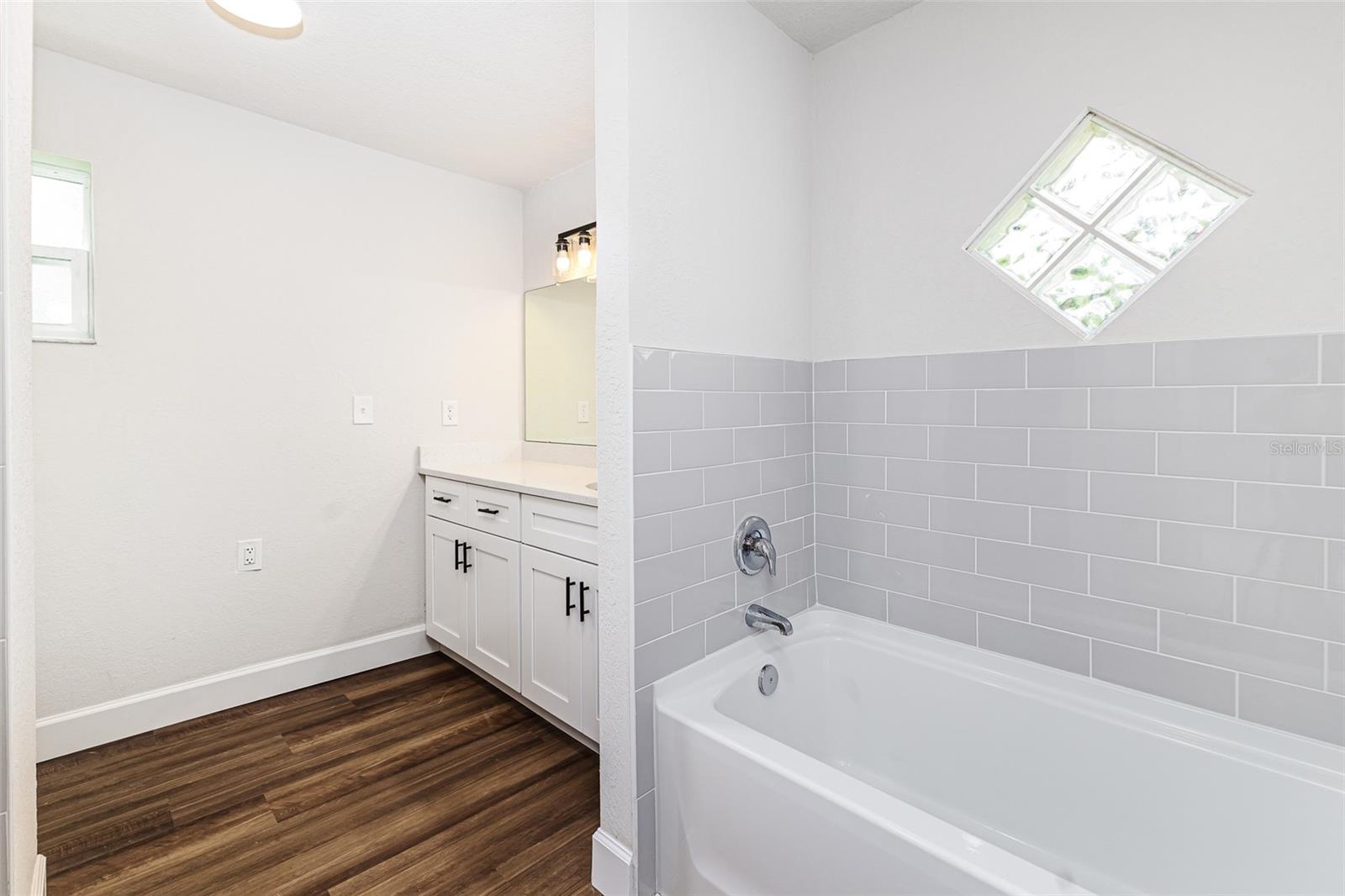 Image 11 of 26 For 637 Carey Place
