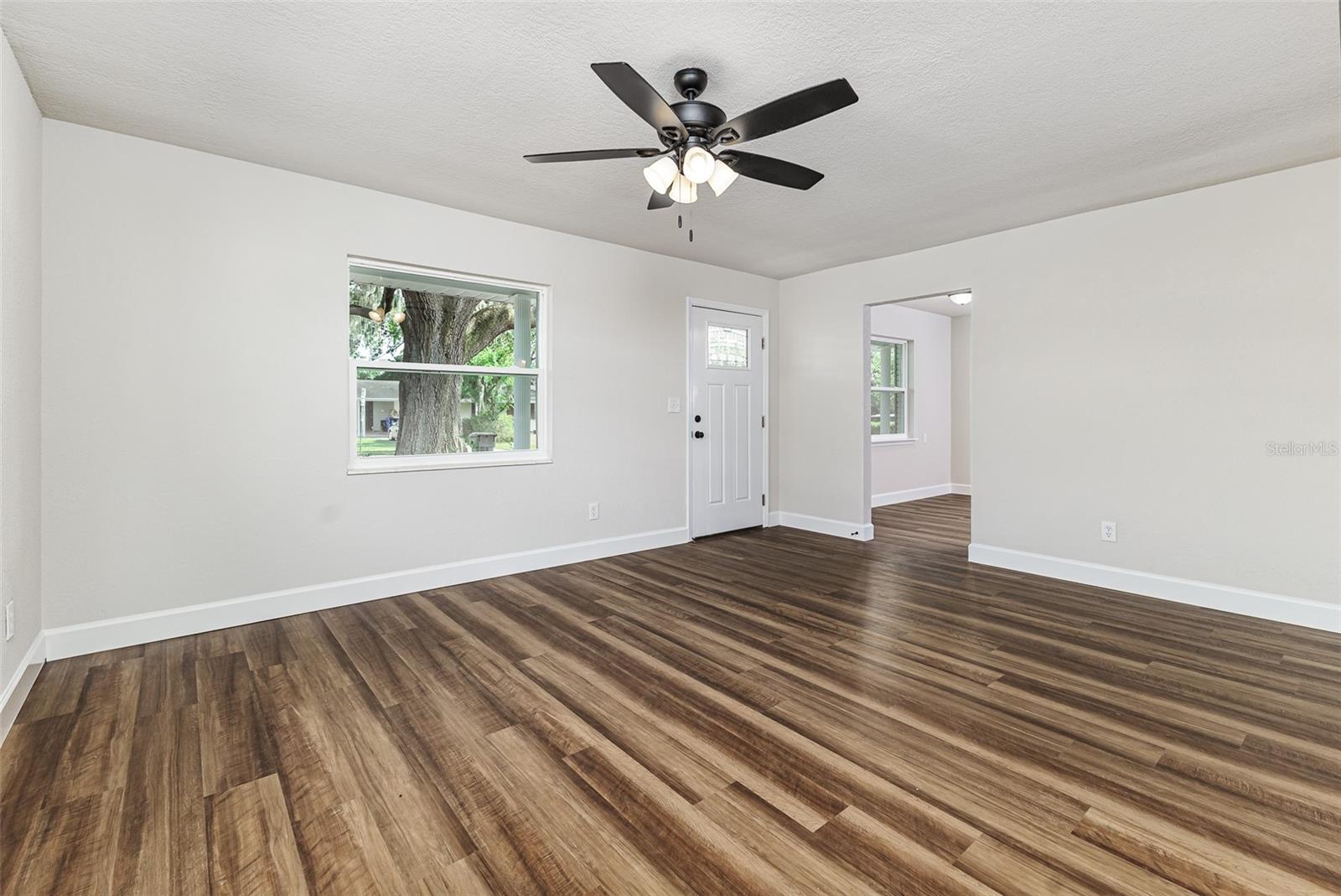 Image 4 of 26 For 637 Carey Place