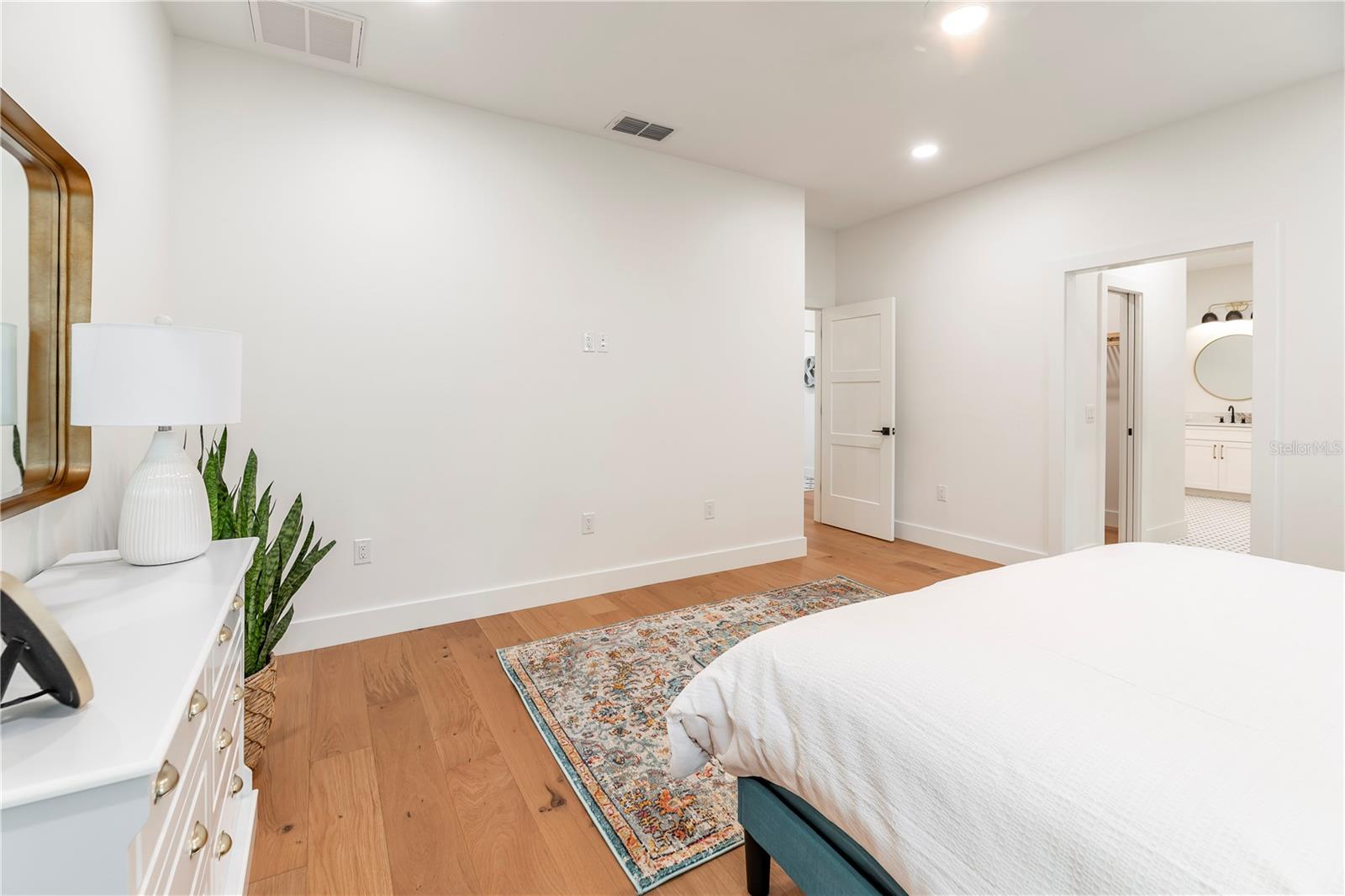 Image 10 of 41 For 527 Park Street