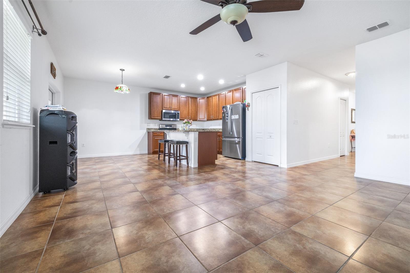 Image 6 of 36 For 983 Revere Avenue