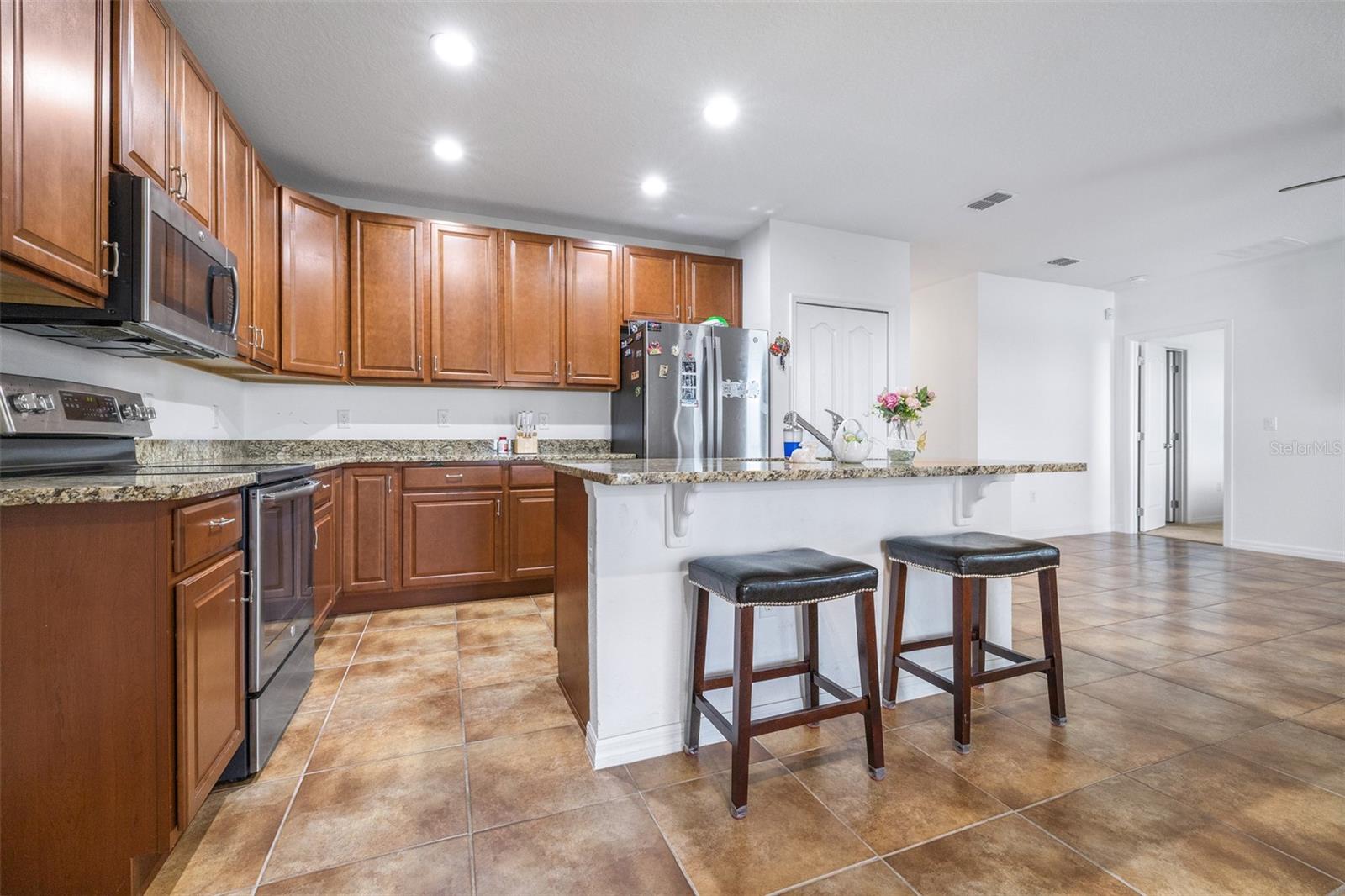 Image 9 of 36 For 983 Revere Avenue
