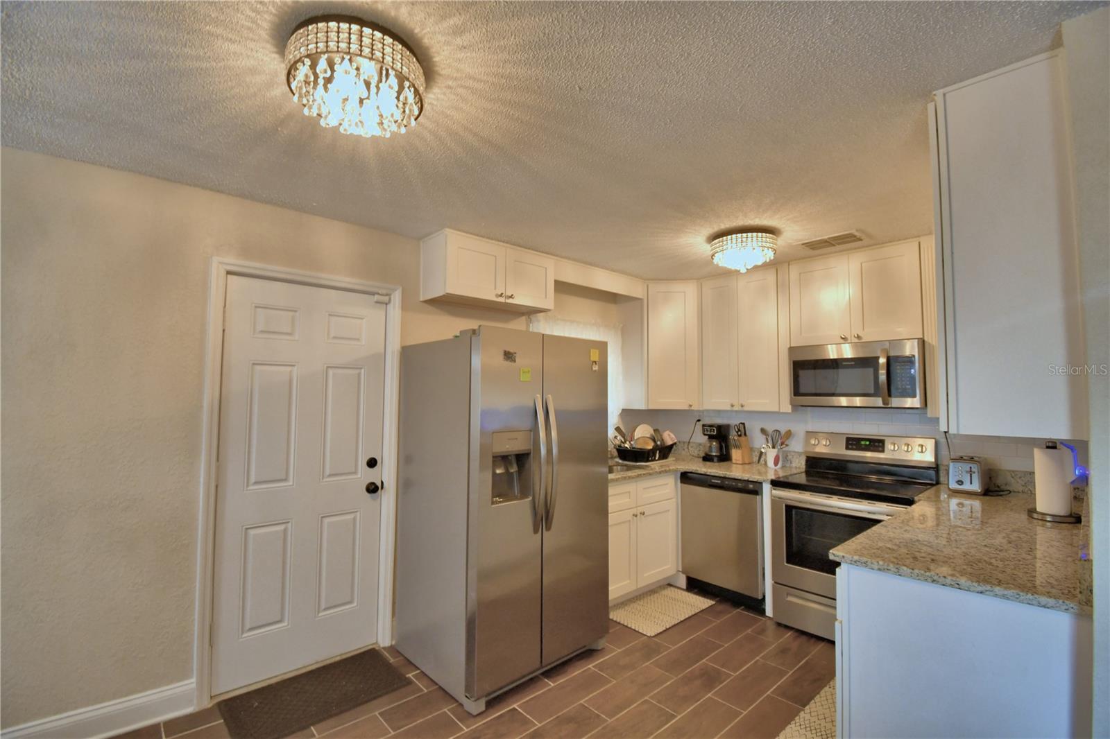 Image 16 of 75 For 640 Waldon Avenue N