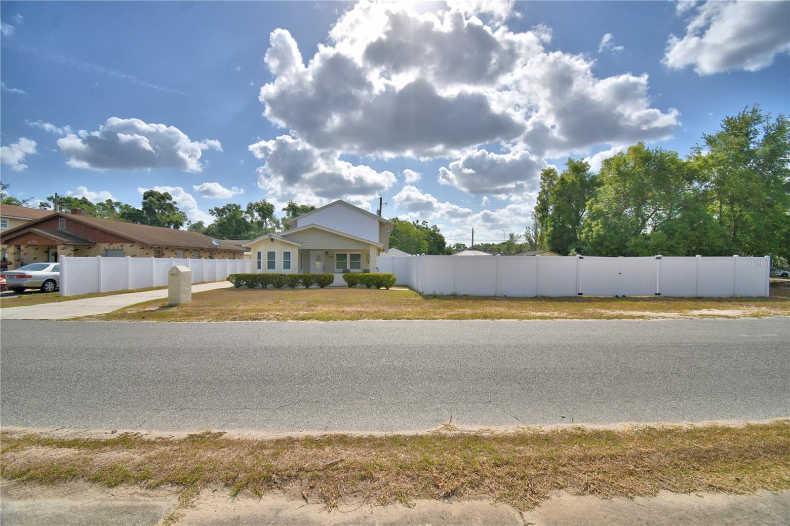Image 3 of 75 For 640 Waldon Avenue N