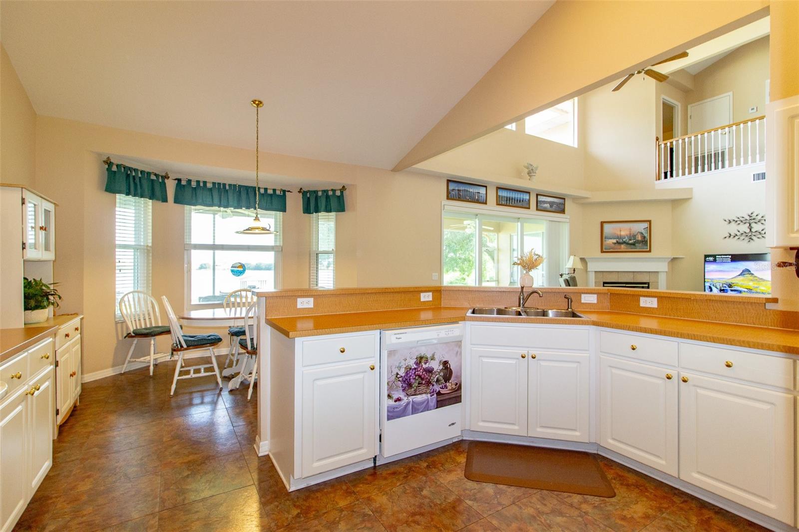 Image 12 of 73 For 254 Lake Tennessee Drive
