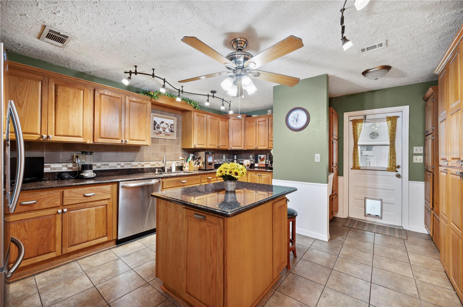 Listing photo id 15 for 4020 Mcintosh Road