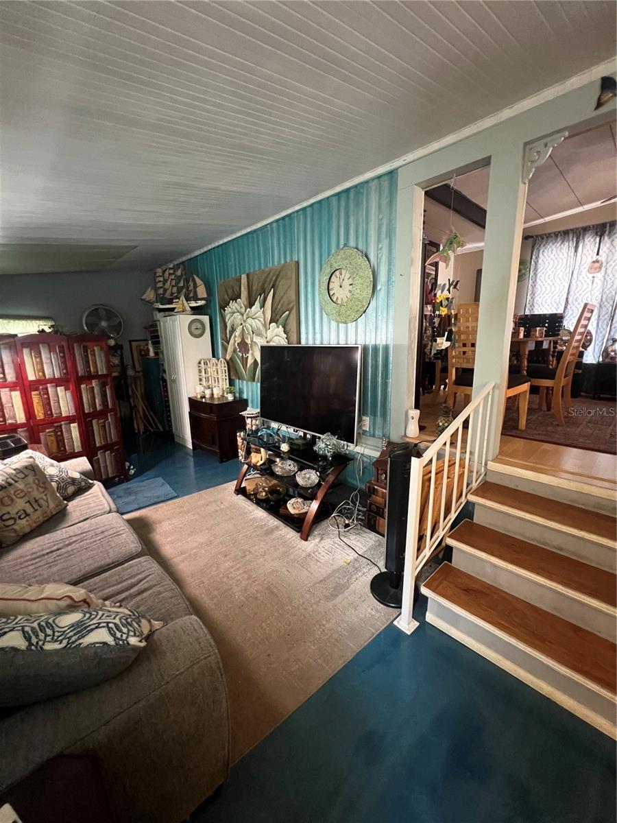 Listing photo id 5 for 1005 Whitehurst Road 92