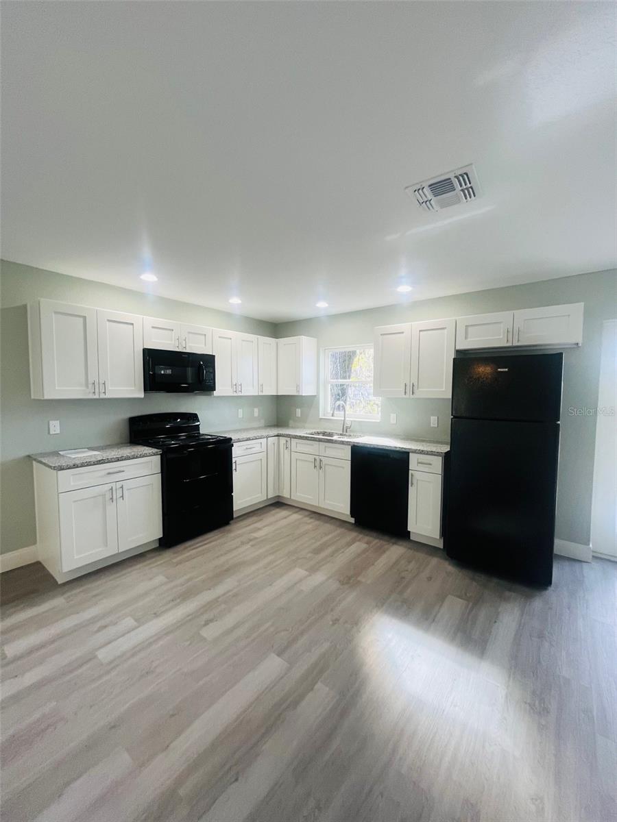 Listing photo id 3 for 2220 Lanier Street
