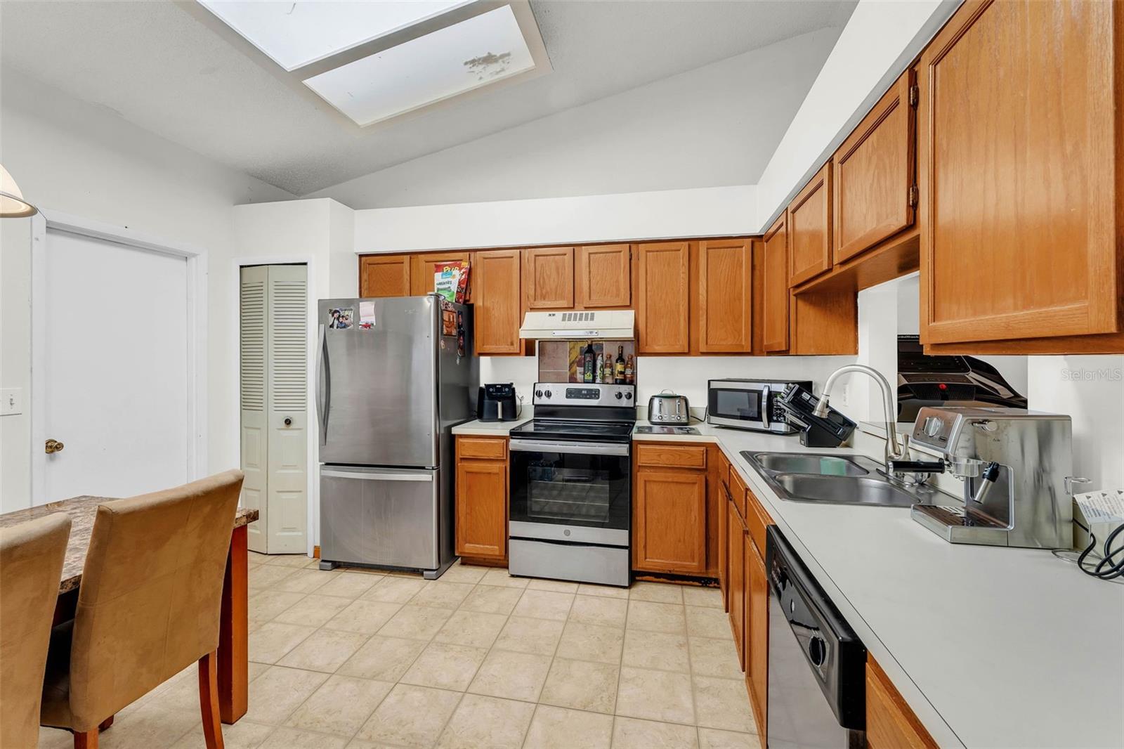 Image 6 of 36 For 2526 Fabry Circle