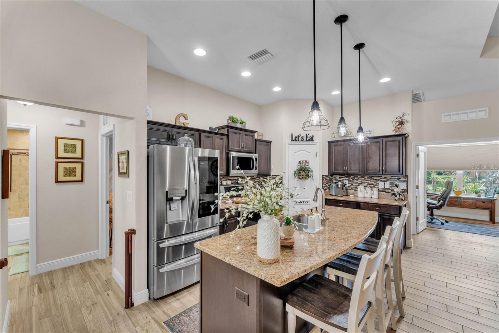 Listing photo id 9 for 11447 Adelia Street